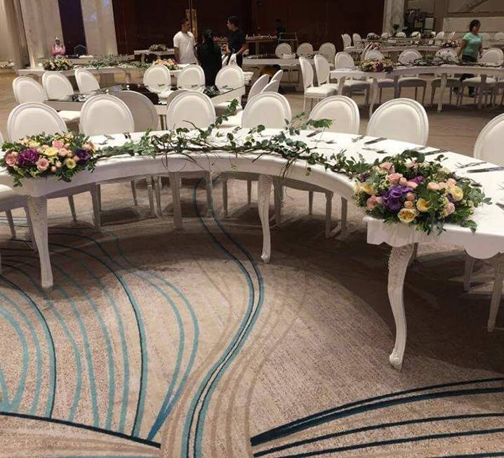Halfmoon Luis Table